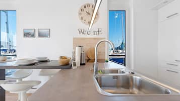 Een koelkast, een oven, een kookplaat, een vaatwasser