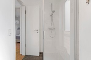 Shower, hair dryer, towels - Houseboat 'Sutje' with Sea View, Private Terrace and Wi-Fi (Großenbrode)