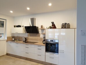 ثلاجة، ميكروويف، فرن، موقد طهي مسطح