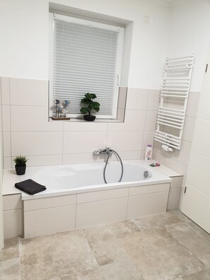 Dusche, Haartrockner, Handtücher