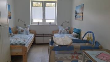 3 slaapkamers, een strijkplank/strijkijzer, gratis wifi, beddengoed