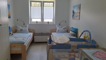 3 slaapkamers, een strijkplank/strijkijzer, gratis wifi, beddengoed