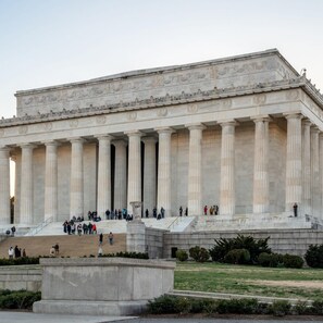 A large neoclassical building with a grand entrance and columns, surrounded by a well-maintained lawn and a few visitors. - Kasa Modern Studio Gym Access Alexandria (Alexandria)