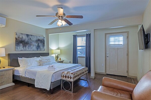 Escritorio, tabla de planchar con plancha, cuna de viaje y wifi gratis