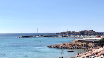 Playa en los alrededores y toallas de playa