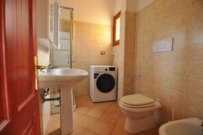 Dusche, Haartrockner, Handtücher, Toilettenpapier
