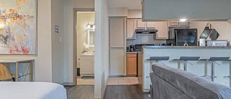 Escritorio, tabla de planchar con plancha, cuna de viaje y wifi gratis