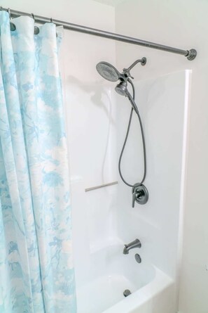 Shower, hair dryer, towels, shampoo - Golf Colony at Deerfield 19-D (Myrtle Beach)