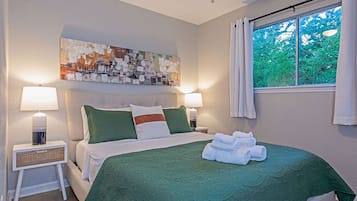 1 habitación, escritorio, tabla de planchar con plancha y cuna de viaje