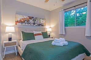 1 dormitorio, escritorio, tabla de planchar con plancha y cuna de viaje