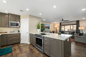 Een koelkast, een microgolfoven, een oven, een kookplaat