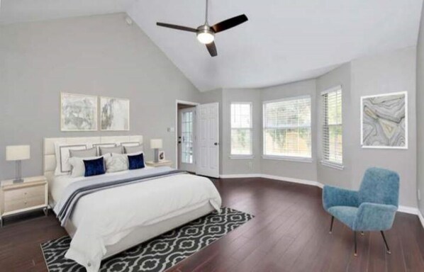 3 habitaciones, escritorio, tabla de planchar con plancha y wifi gratis