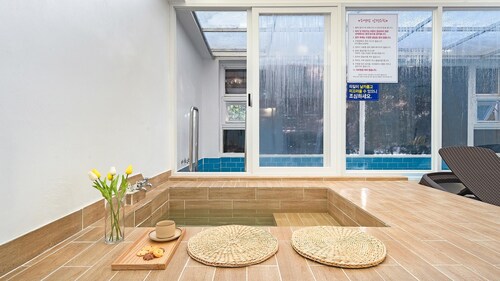 Gyeongju Jullietapoolvilla&kidspension