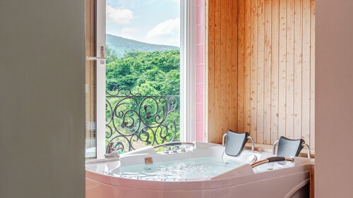 Gyeongju Jullietapoolvilla&kidspension