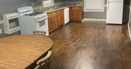 Recent Remodel 2-bedroom 1 bath. Minutes from Steve N Wilson Raft Creek WMA