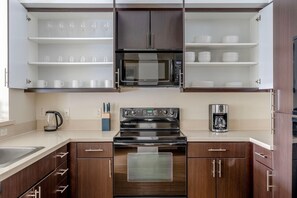 Kjøleskap, mikrobølgeovn, ovn og oppvaskmaskin