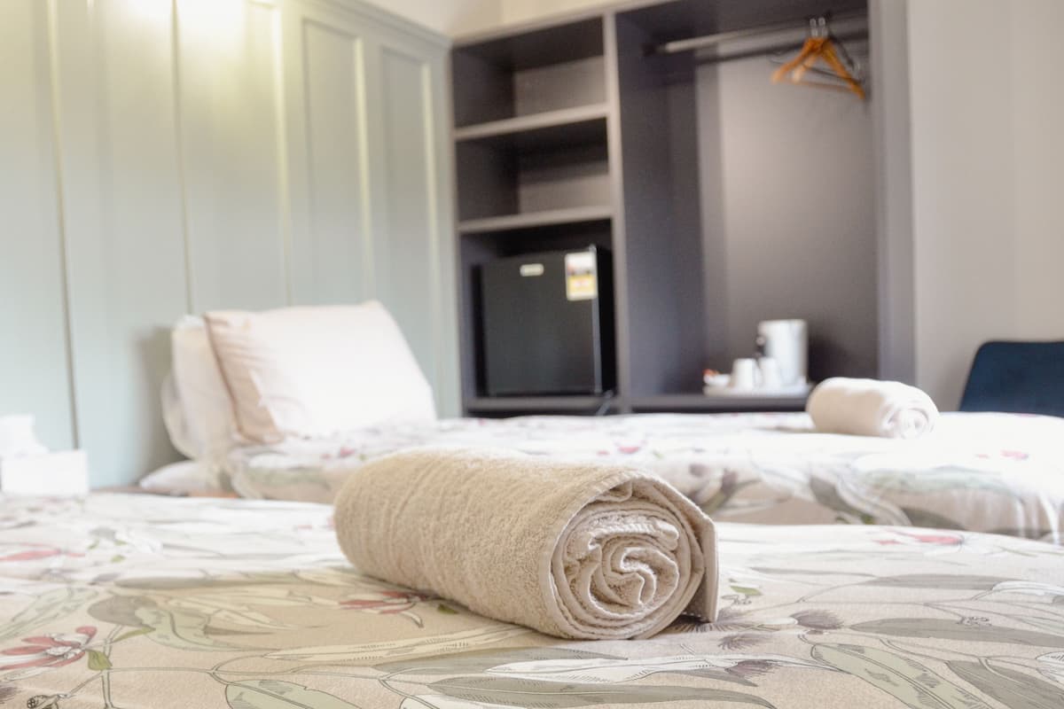 Habitación clásica con 2 camas individuales | Wifi gratis y ropa de cama