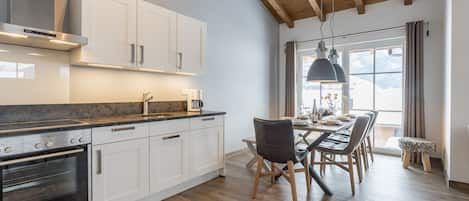 Frigorífico, microondas, horno y placa de cocina