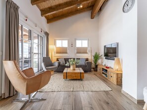 TV - Stylish penthouse with stunning views (Piesendorf)