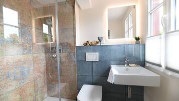 Dusche, Haartrockner, Handtücher, Seife