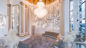 Ein luxuriöses Interieur mit einem prächtigen Kronleuchter, aufwendigen Säulen und einem Schachbrettmuster-Boden.