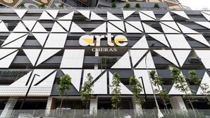 Ein modernes Gebäude mit einer geometrischen Fassade, auf der der Schriftzug "arte CHERAS" gut sichtbar ist.
