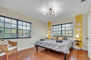5 habitaciones, escritorio, tabla de planchar con plancha y wifi