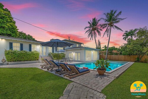 Spacious Villa with Pool, BBQ Near Marlins Stadium