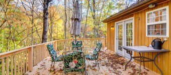 Burnside Resort Cabin w/ Hot Tub & Outdoor Spots!