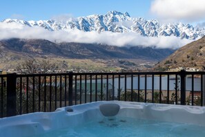 Outdoor spa tub - Viscount Lodge with Hot Tub (Queenstown)