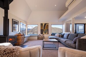 Una Smart TV, una chimenea