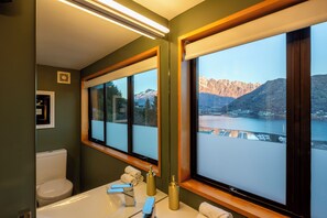 Shower, hair dryer, towels, soap - Viscount Lodge with Hot Tub (Queenstown)