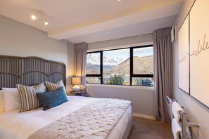 6 bedrooms, iron/ironing board, travel cot, free WiFi - Viscount Lodge with Hot Tub (Queenstown)