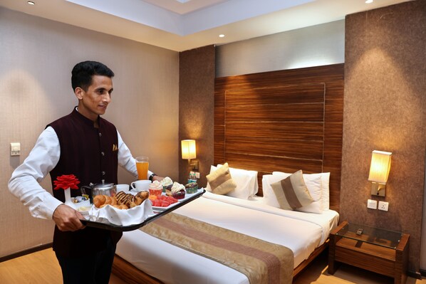 Deluxe Room Double or Twin | Desk, laptop workspace, free WiFi, bed sheets - Bellanta Hotel (New Delhi)