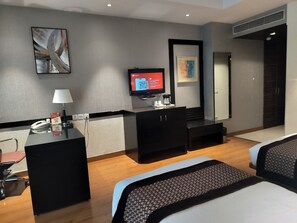 Desk, laptop workspace, free WiFi, bed sheets - Bellanta Hotel (New Delhi)