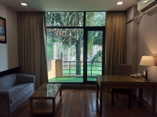 Deluxe Room with Balcony | 書桌、筆電工作空間、免費無線上網、床單