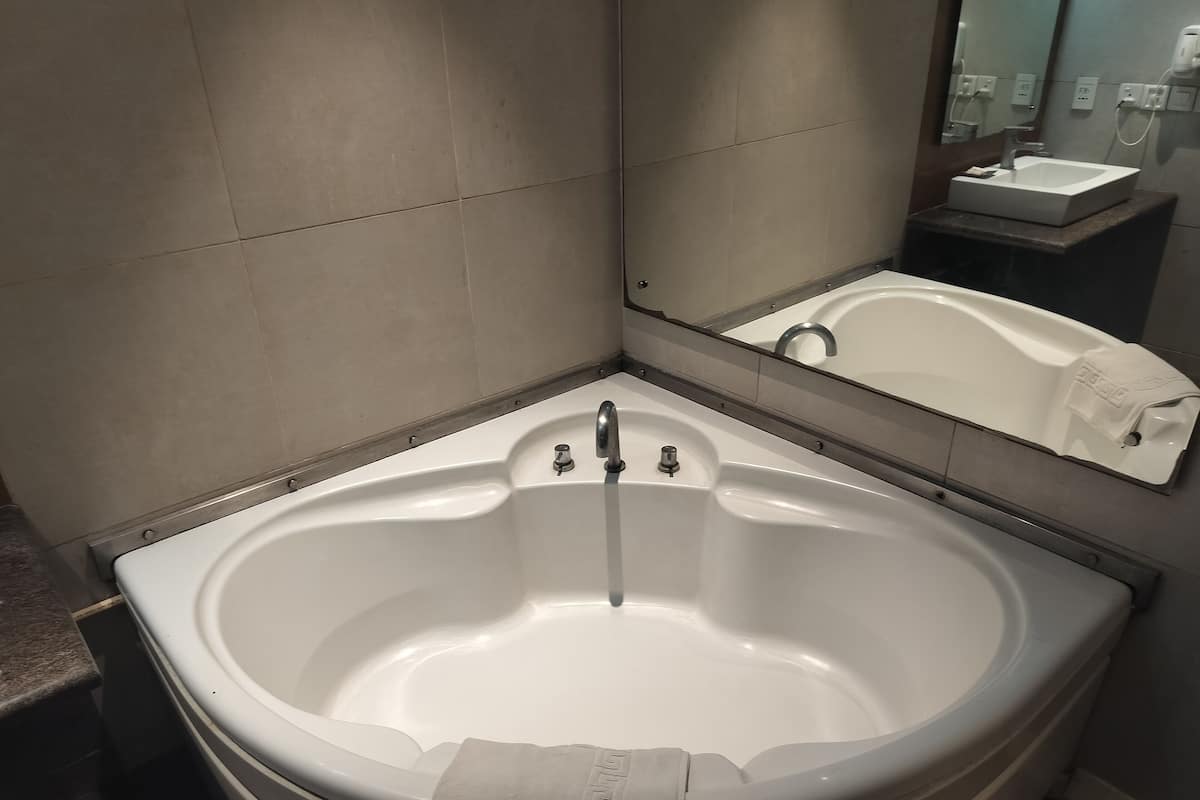 Premium Room Double or Twin with Bath Tub | Bilik Mandi | Pancuran mandi, hulu semburan mandi hujan