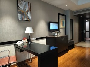 Deluxe Room Double or Twin | Desk, laptop workspace, free WiFi, bed sheets - Bellanta Hotel (New Delhi)