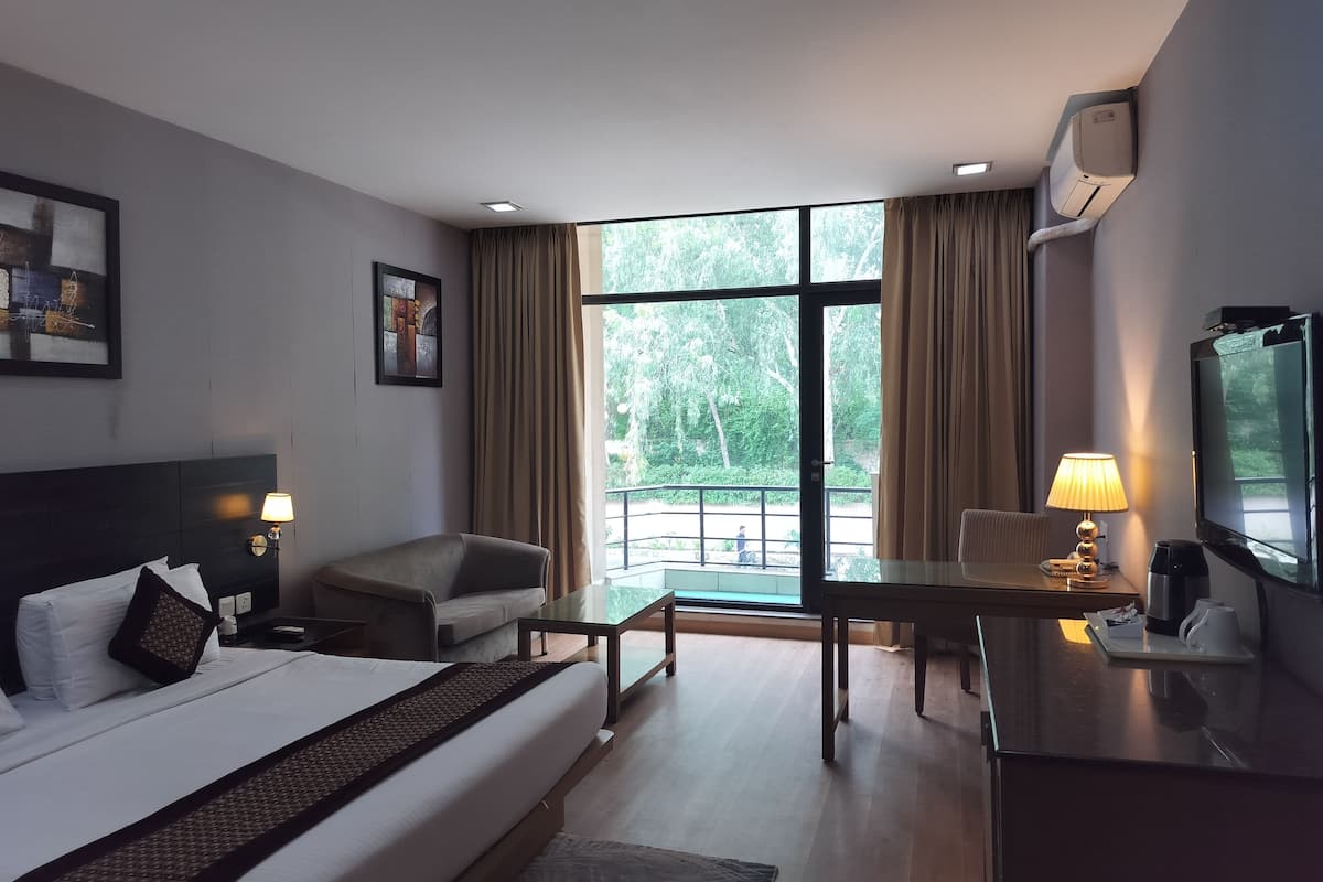 Deluxe Room with Balcony | 1 chambre, bureau, espace de travail pour ordinateur portable