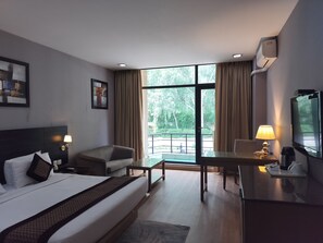 Desk, laptop workspace, free WiFi, bed sheets - Bellanta Hotel (New Delhi)