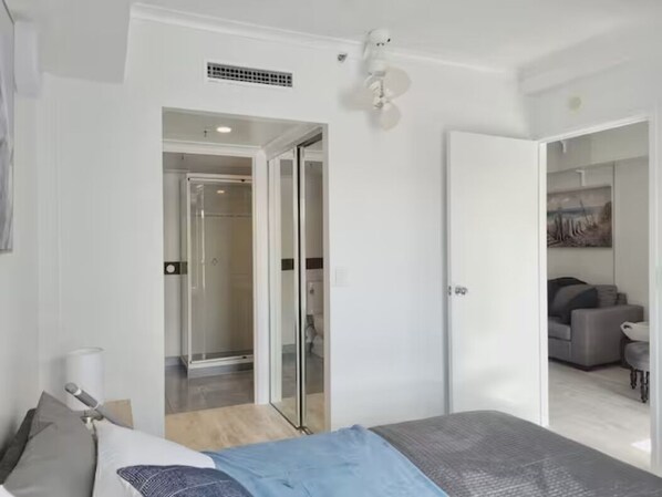 2 chambres, bureau, fer et planche à repasser, lit parapluie