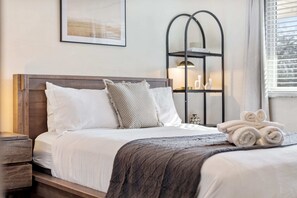 5 bedrooms, desk, iron/ironing board, WiFi - 5BR Lakehouse near Pine Knob with Jacuzzi! (Waterford Township)