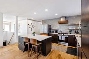 Fridge, microwave, oven, stovetop - 5BR Lakehouse near Pine Knob with Jacuzzi! (Waterford Township)