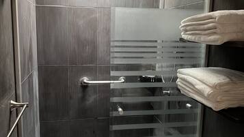 Dusch, hårtork, handdukar och tvål