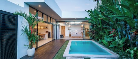 Biệt thự Deluxe, 2 phòng ngủ, quang cảnh vườn | 2 phòng ngủ, bàn, màn/rèm cản sáng, bàn ủi/dụng cụ ủi quần áo