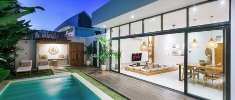 Una piscina al aire libre, tumbonas