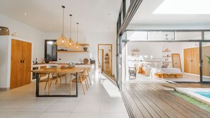 Deluxe Villa, 2 Bedrooms, Garden View | Dining room