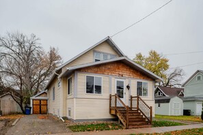 Exterior - Bright and Airy Bungalow - 4 Bed 1 Bath (Oshkosh)