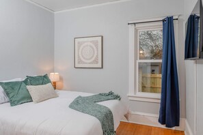 4 bedrooms, desk, iron/ironing board, WiFi - Bright and Airy Bungalow - 4 Bed 1 Bath (Oshkosh)