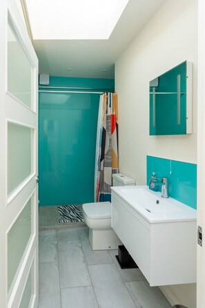 Basic Cottage, 2 Double Beds | Bathroom - Bright & Contemporary 1bedroom Annexe - Herne Hill! (London)
